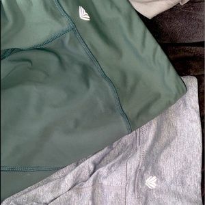 FOREVER 21 LEGGINGS x2 size M 15$